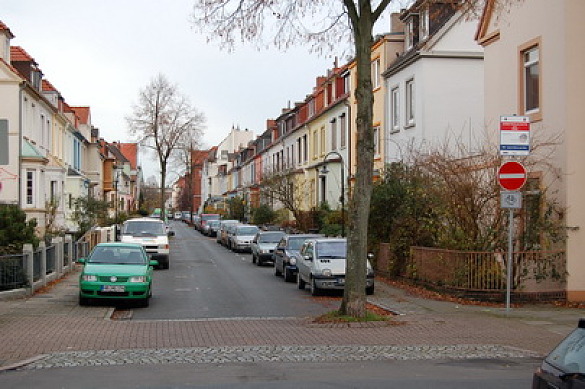 Hinweis auf die Verwendung von "Künstlicher DNA" im Straßenbild durch das Aufstellen von Schildern.